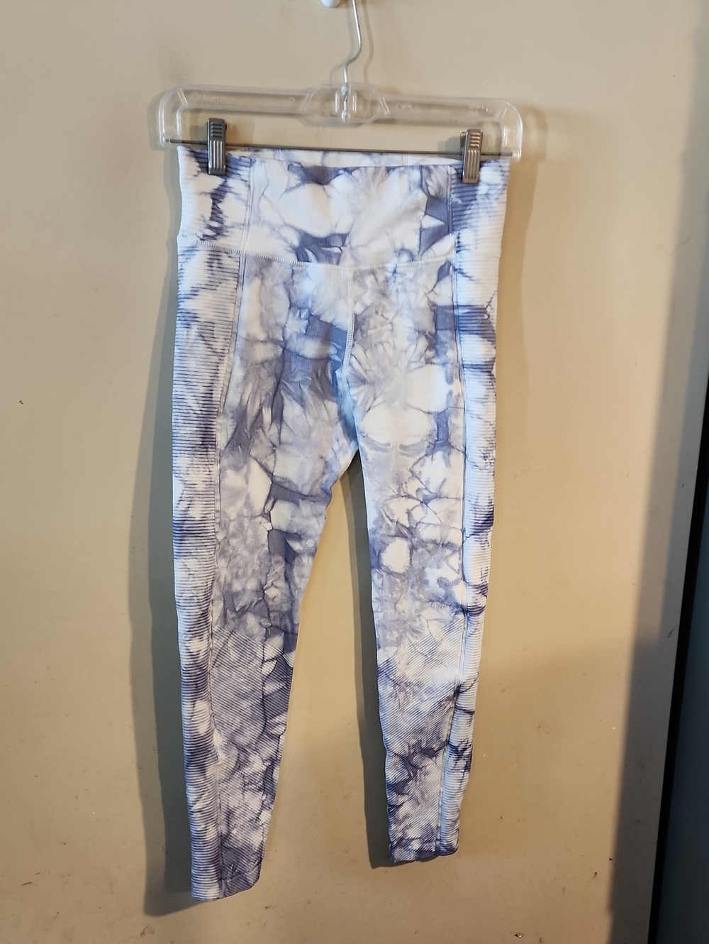 High-Waist Blue and White Tie-Dye Leggings